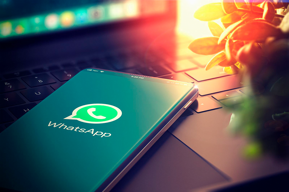 movil con whatsapp sobre un laptop